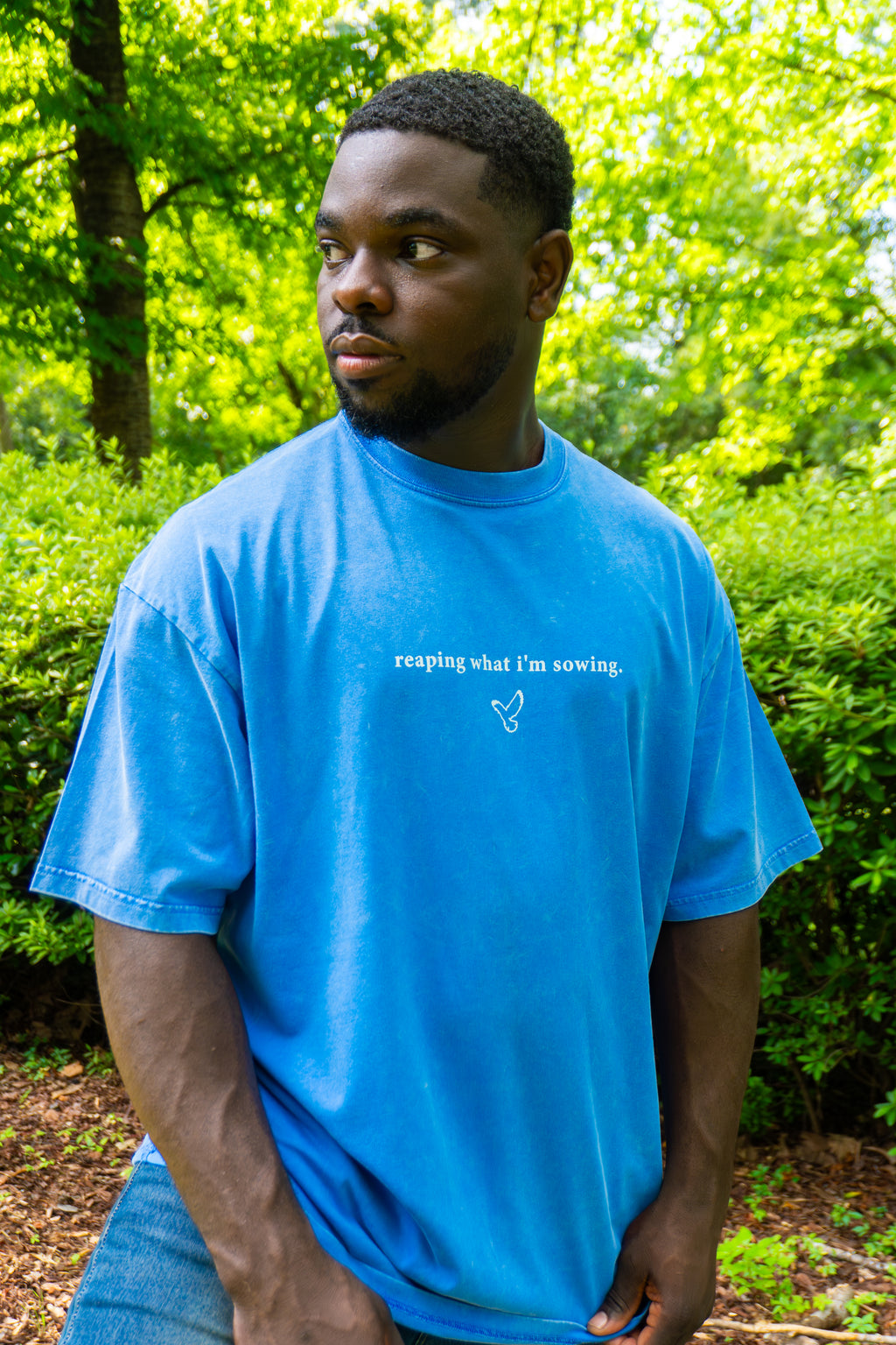 WALKING IN FAVOR Snow Washed Oversized Tee