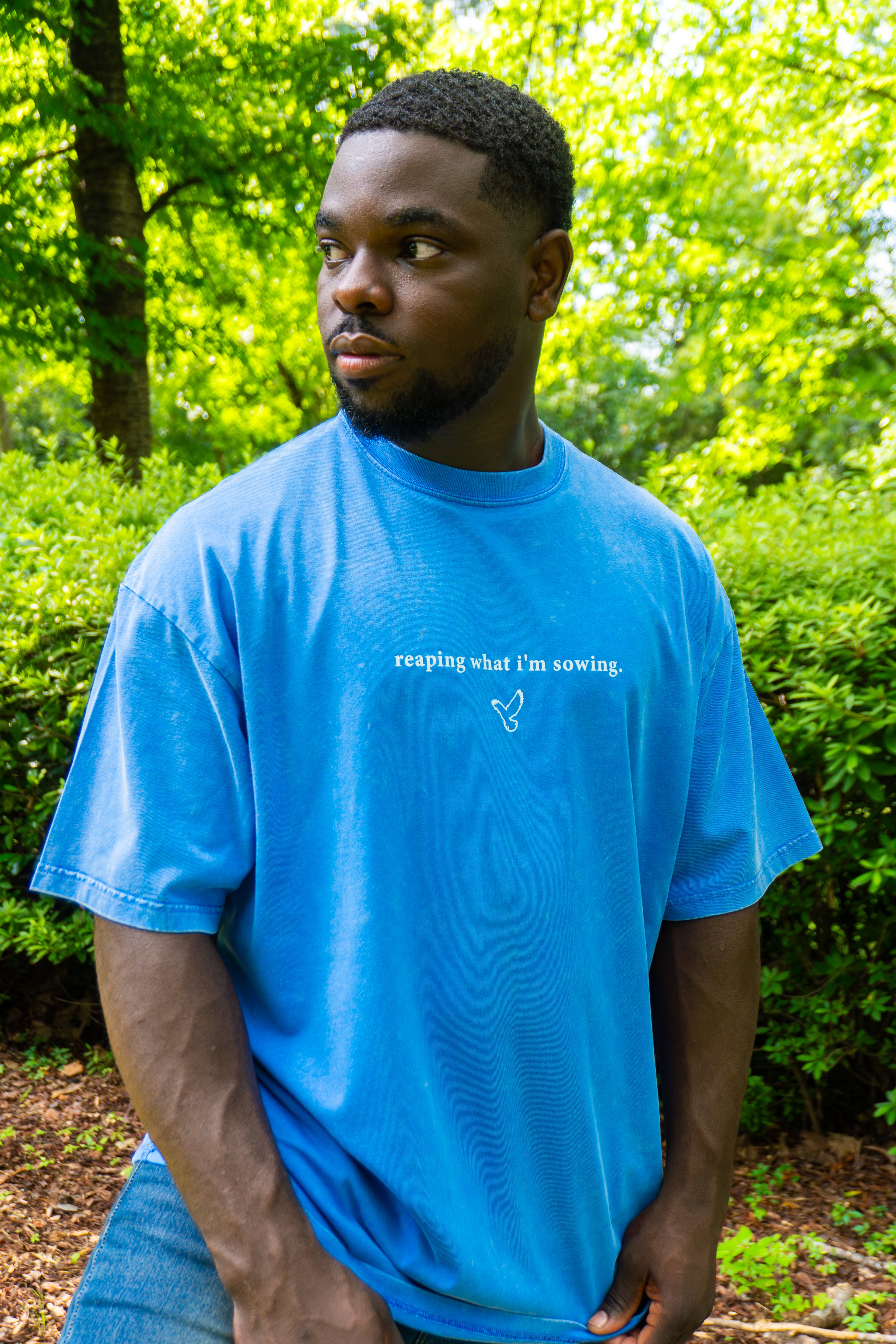 WALKING IN FAVOR Snow Washed Oversized Tee
